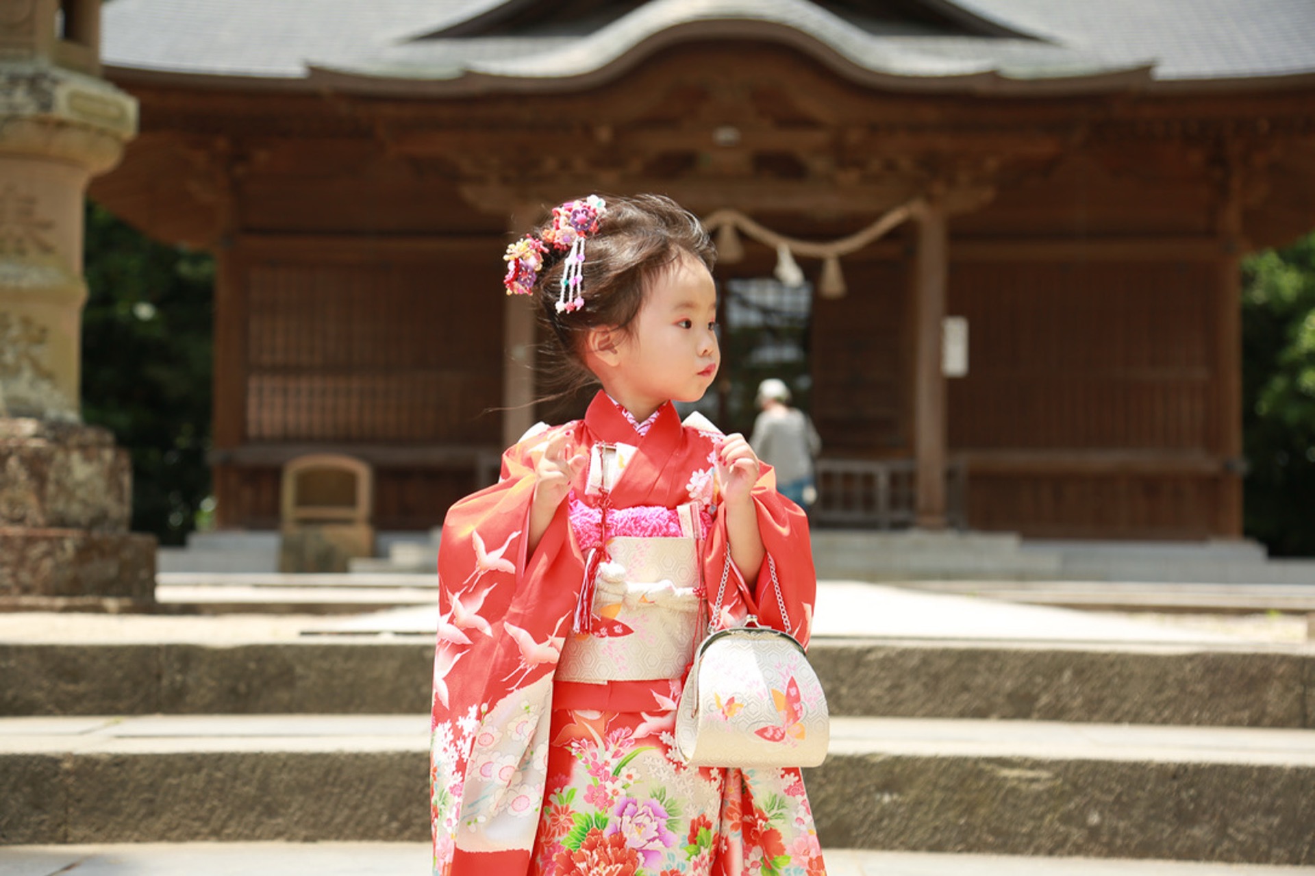 七五三・神社の前で後ろ姿