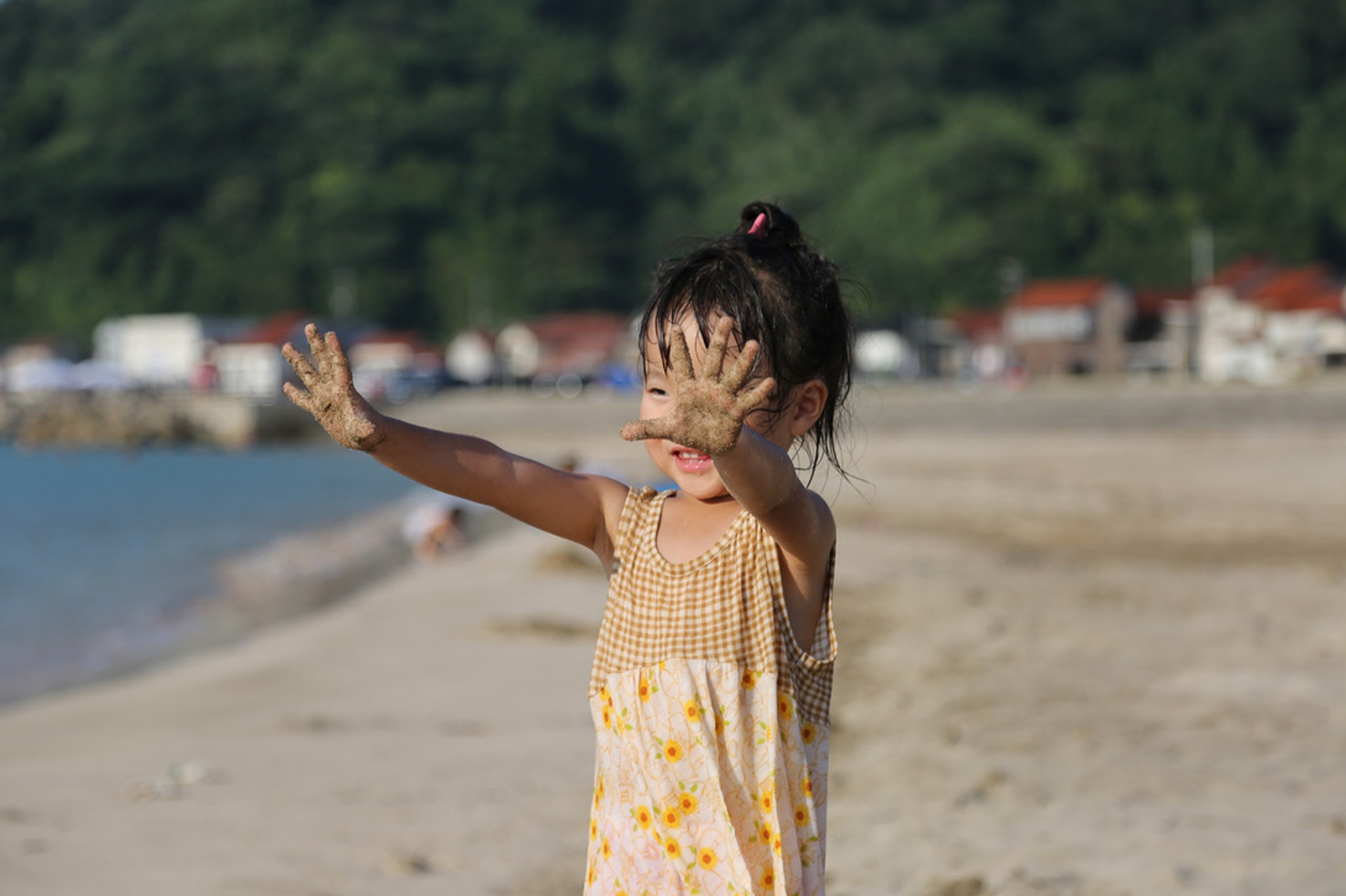 海辺で遊ぶ女の子