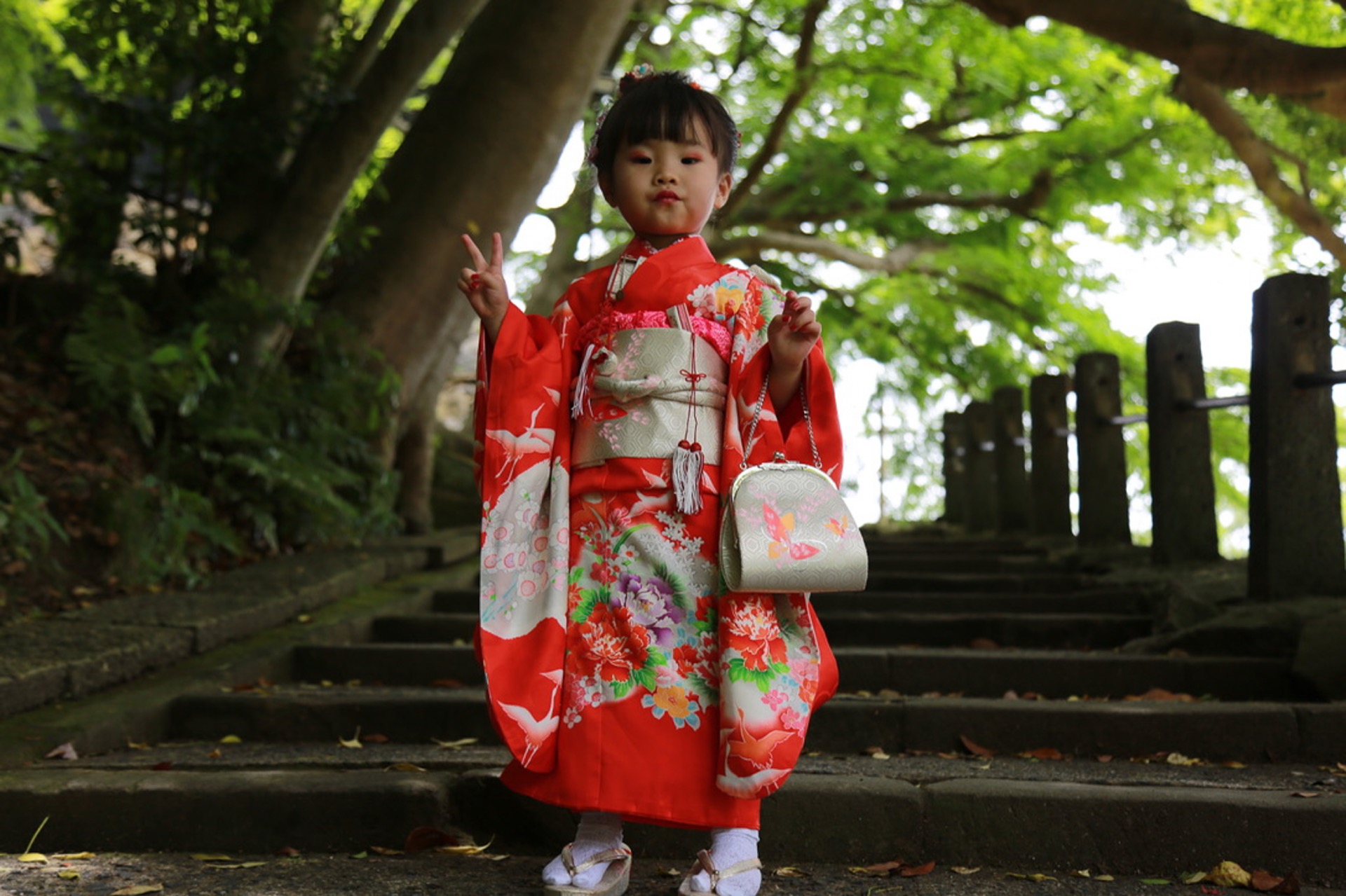 七五三・石段でピース